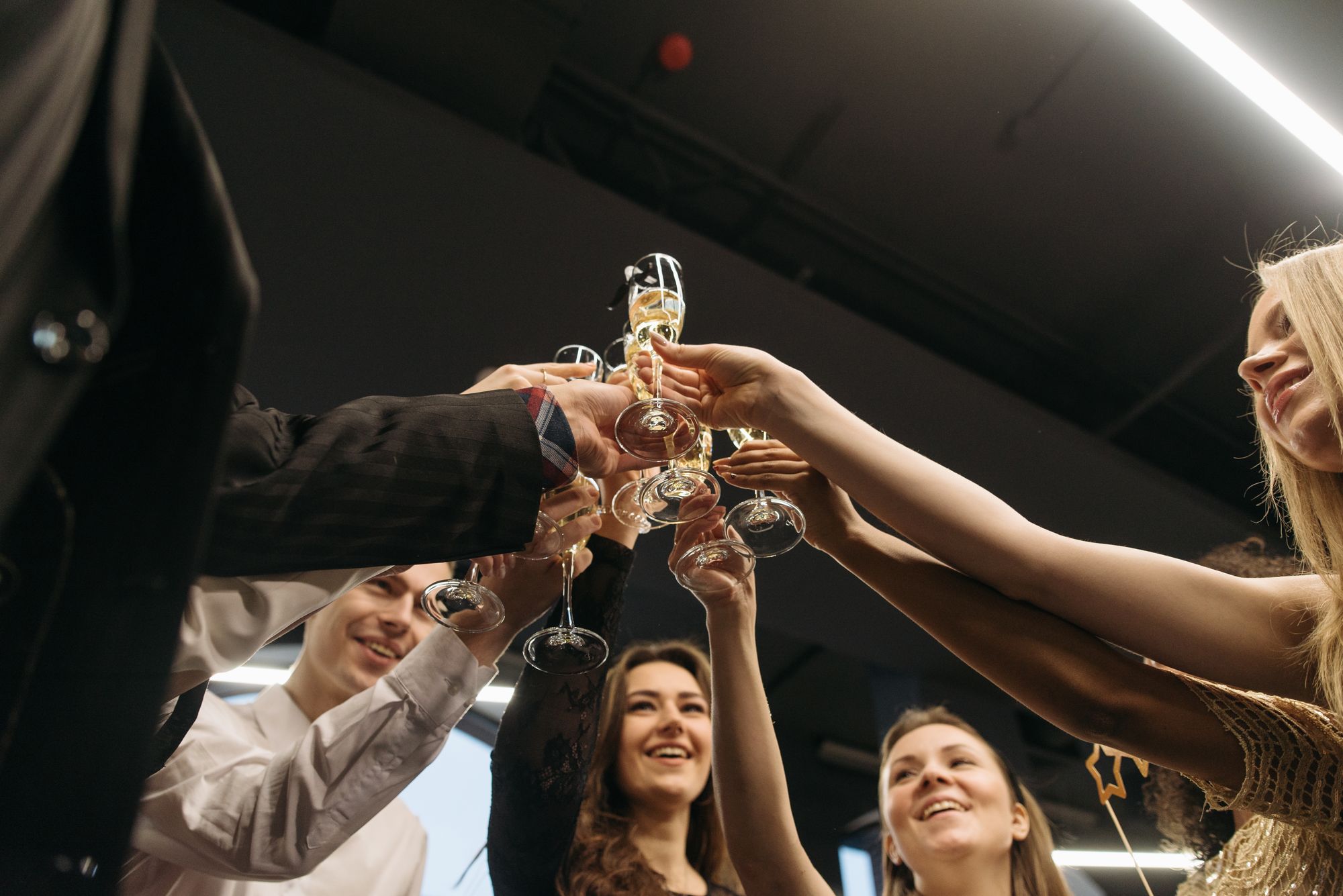 Grupo diverso y balanceado de ejecutivos, hombres y mujeres, brindando en una cena de negocios